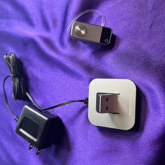 📌Motorola Bluetooth Headset and 2 Charging Docks - N 136 - Picture 9 of 12